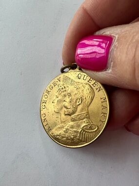 1911 gold colored coronation coin  King George/Queen Mary